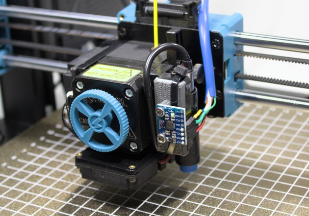 Accelerometer mount extruder